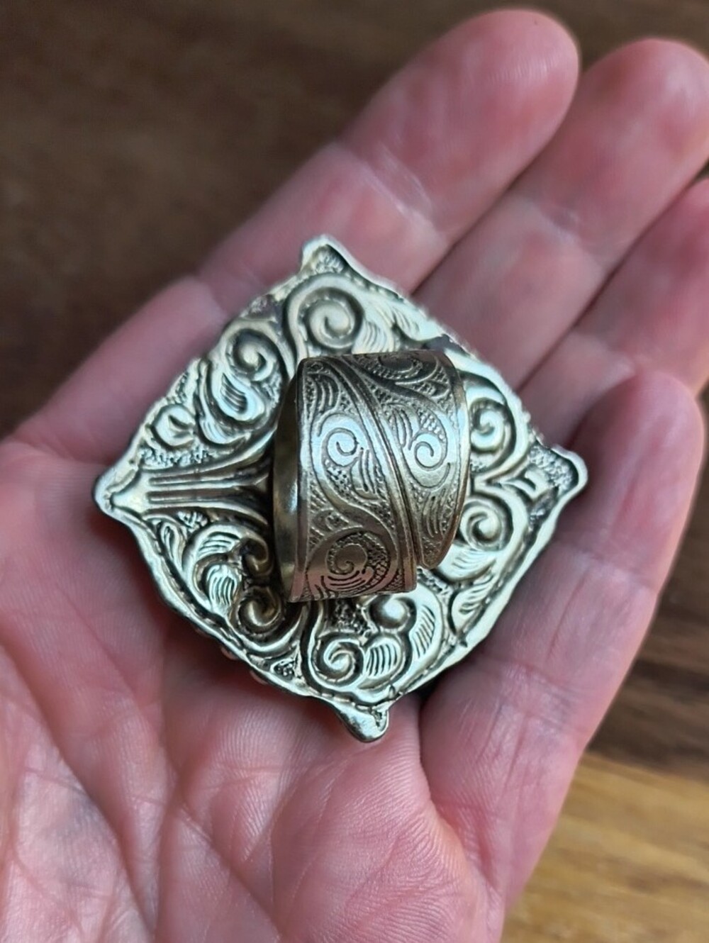Gorgeous Iridescent Mother-of-Pearl Shell Rose Ring In Tibetan Silver Setting - Picture 10 of 11